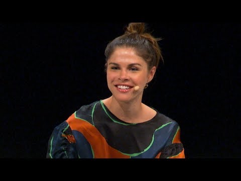 Emily Weiss：用倾听与社区洞察，重塑美妆品牌的增长逻辑